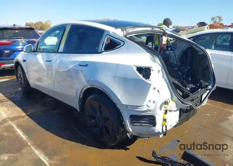 2024 Tesla Model Y Long Range Dual Motor All-Wheel Drive/Rwd from USA, damaged, VIN 7SAYGDED1RA321710